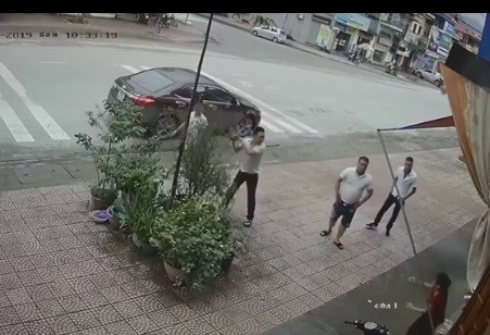 Thieu phu cam gach, voi nuoc chong tra 4 ga dan ong doi no