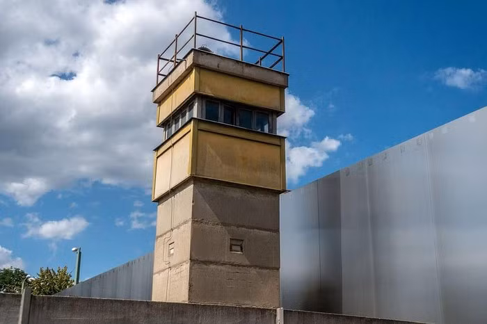 Một tháp canh gác cũ ở đài tưởng niệm Bức tường Berlin.