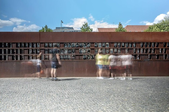 Nơi tưởng niệm những người đã chết trong khi cố gắng trốn thoát. Thông qua một “lỗ hổng” của bức tường, từ năm 1945 đến năm 1961 có hơn 3 triệu người trốn sang Đông Đức