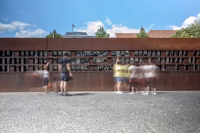 Nơi tưởng niệm những người đã chết trong khi cố gắng trốn thoát. Thông qua một “lỗ hổng” của bức tường, từ năm 1945 đến năm 1961 có hơn 3 triệu người trốn sang Đông Đức