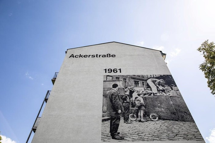 Bức ảnh tái hiện việc xây dựng Bức tường Berlin.