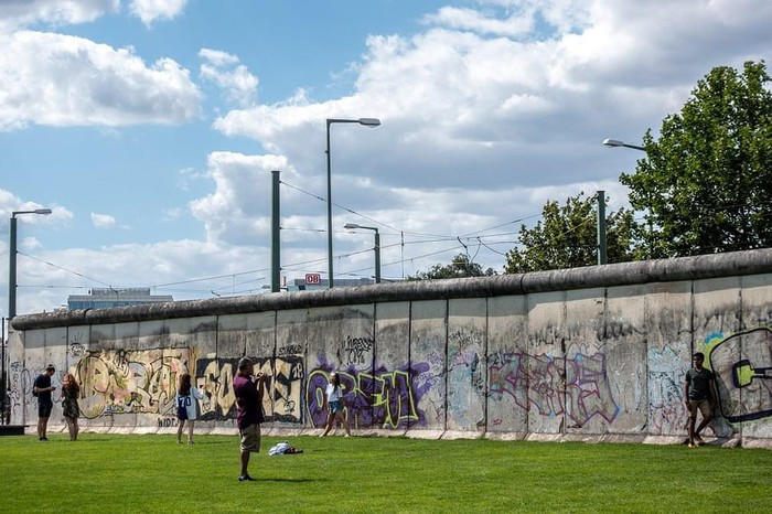 Bức tường Berlin hiện nay thu hút du khách từ khắp nơi trên thế giới.