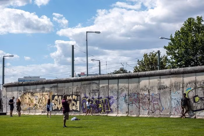 Bức tường Berlin hiện nay thu hút du khách từ khắp nơi trên thế giới.