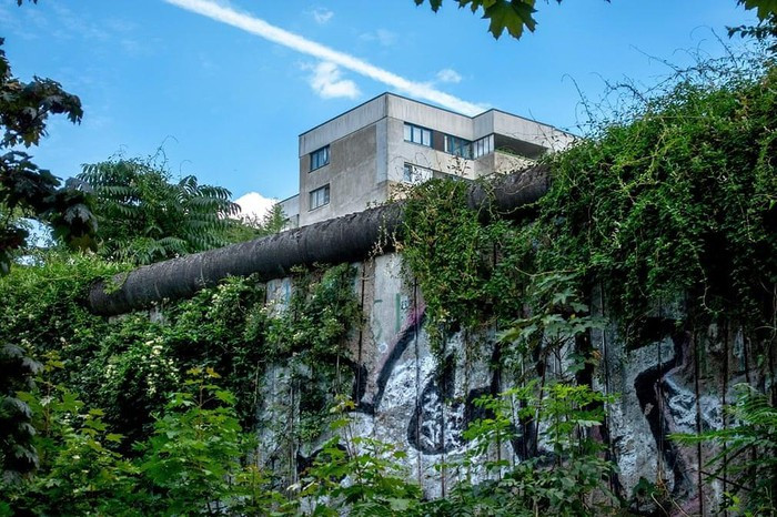 Ngược lại vẫn có một số đông người Đông Đức hàng ngày vượt qua Bức tường Berlin để làm việc nhận lương cao ở Tây Đức, rồi trở lại sinh sống ở Đông Đức.