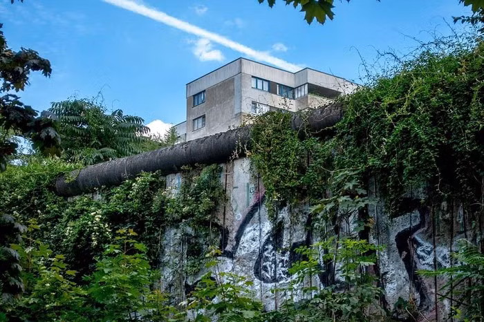 Ngược lại vẫn có một số đông người Đông Đức hàng ngày vượt qua Bức tường Berlin để làm việc nhận lương cao ở Tây Đức, rồi trở lại sinh sống ở Đông Đức.