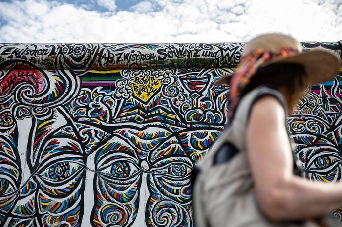 Bức tường hiện tại trở thành nơi thể hiện nghệ thuật đường phố graffiti.