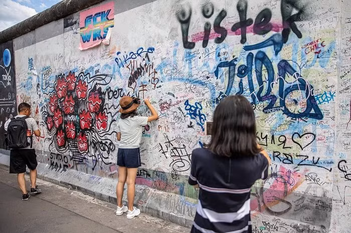 Bức tường có 302 tháp quan sát và huy động khoảng 11.000 binh sĩ để bảo vệ.