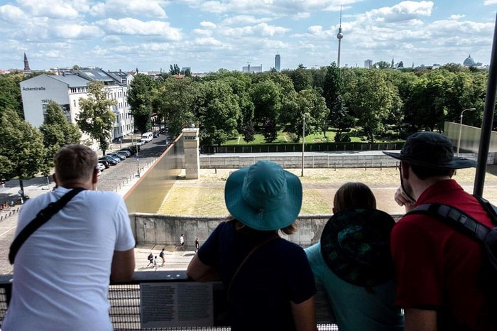 Thời điểm đó Đông Đức duy trì chế độ xã hội chủ nghĩa, Tây Đức xây dựng chế độ tư bản chủ nghĩa.