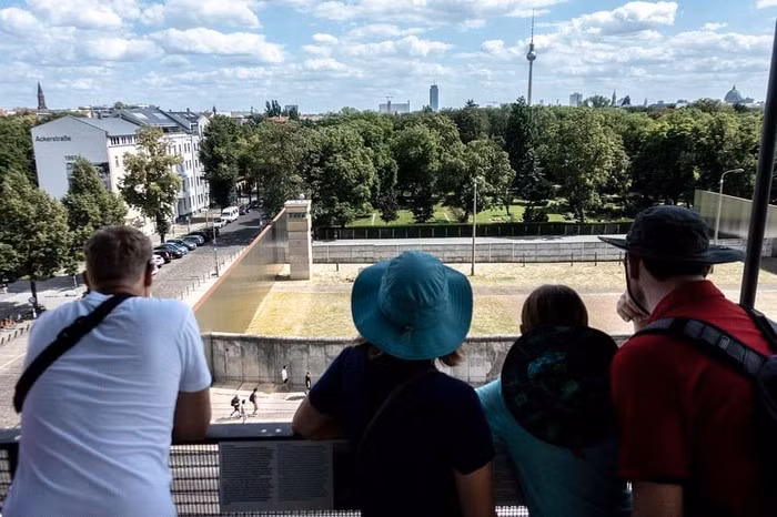 Thời điểm đó Đông Đức duy trì chế độ xã hội chủ nghĩa, Tây Đức xây dựng chế độ tư bản chủ nghĩa.