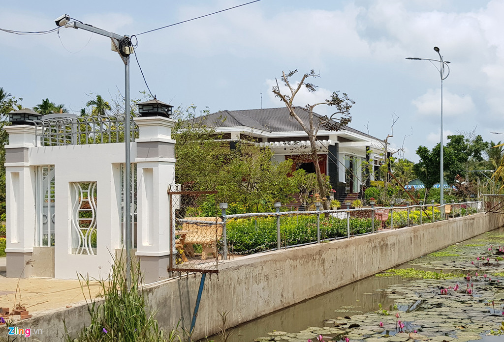 Nhà của một lãnh đạo trong Ban Thường vụ Tỉnh uỷ Sóc Trăng được lắp camera xung quanh. Số tiền lắp camera được lấy từ ngân sách Đảng. Ảnh: Tuấn Anh.