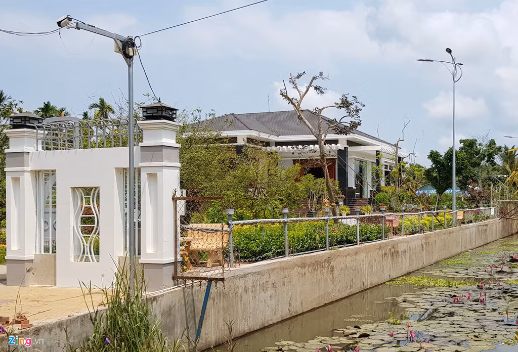 Nhà của một lãnh đạo trong Ban Thường vụ Tỉnh uỷ Sóc Trăng được lắp camera xung quanh. Số tiền lắp camera được lấy từ ngân sách Đảng. Ảnh: Tuấn Anh.