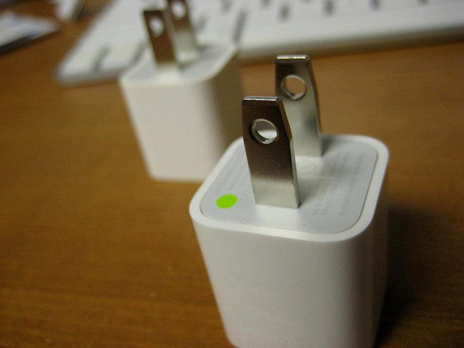  Sạc nhanh Apple sẽ trang bị cục sạc 18 W cho iPhone mới thay cho cục sạc 5 W từ cách đây cả chục năm. Thực tế, đây là chuẩn sạc phổ thông trên nhiều smartphone Android hiện nay. Apple bắt đầu hỗ trợ sạc nhanh trên iPhone 8 nhưng yêu cầu người dùng phải mua cục sạc 18 W giá 29 USD để tận dụng tính năng này. 