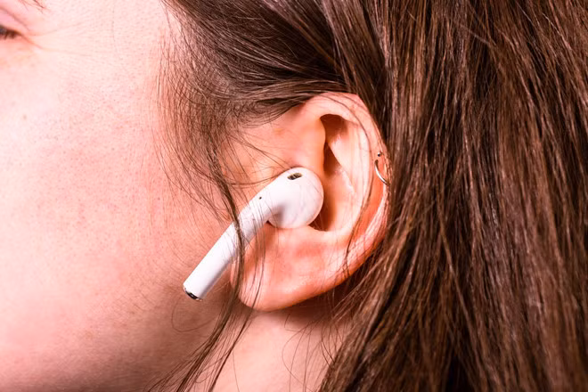  Kết nối Bluetooth với 2 thiết bị cùng lúc Nếu bạn muốn chia sẻ một bài hát trên iPhone với ai đó, bạn hẳn sẽ hưởng ứng tính năng này. iPhone mới được cho sẽ hỗ trợ dual Bluetooth, cho phép nó stream audio cho 2 thiết bị cùng lúc. Các smartphone Android của Samsung hiện đã hỗ trợ tính năng này. 