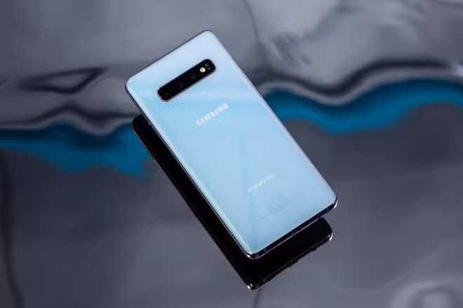  Sạc không dây ngược Một lần nữa, Apple lại đi sau các đối thủ như Huawei, Samsung. Galaxy S10 của Samsung có thể sạc cho các thiết bị chuẩn Qi như Galaxy Watch Active, Galaxy Buds bằng cách kích hoạt chế độ và đặt chúng ở mặt lưng của máy. 