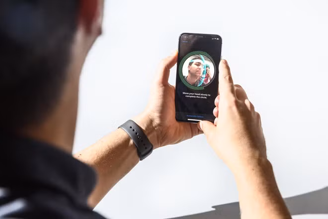 Face ID cải tiến Hệ thống nhận diện khuôn mặt của Apple càng tốt hơn qua mỗi năm. Theo MacRumors, Apple nâng cấp Face ID để “giảm hiệu ứng từ các loại ánh sáng không nhìn thấy được” trong môi trường để cải thiện trải nghiệm mở khóa. Bloomberg đồng tình với quan điểm này. 