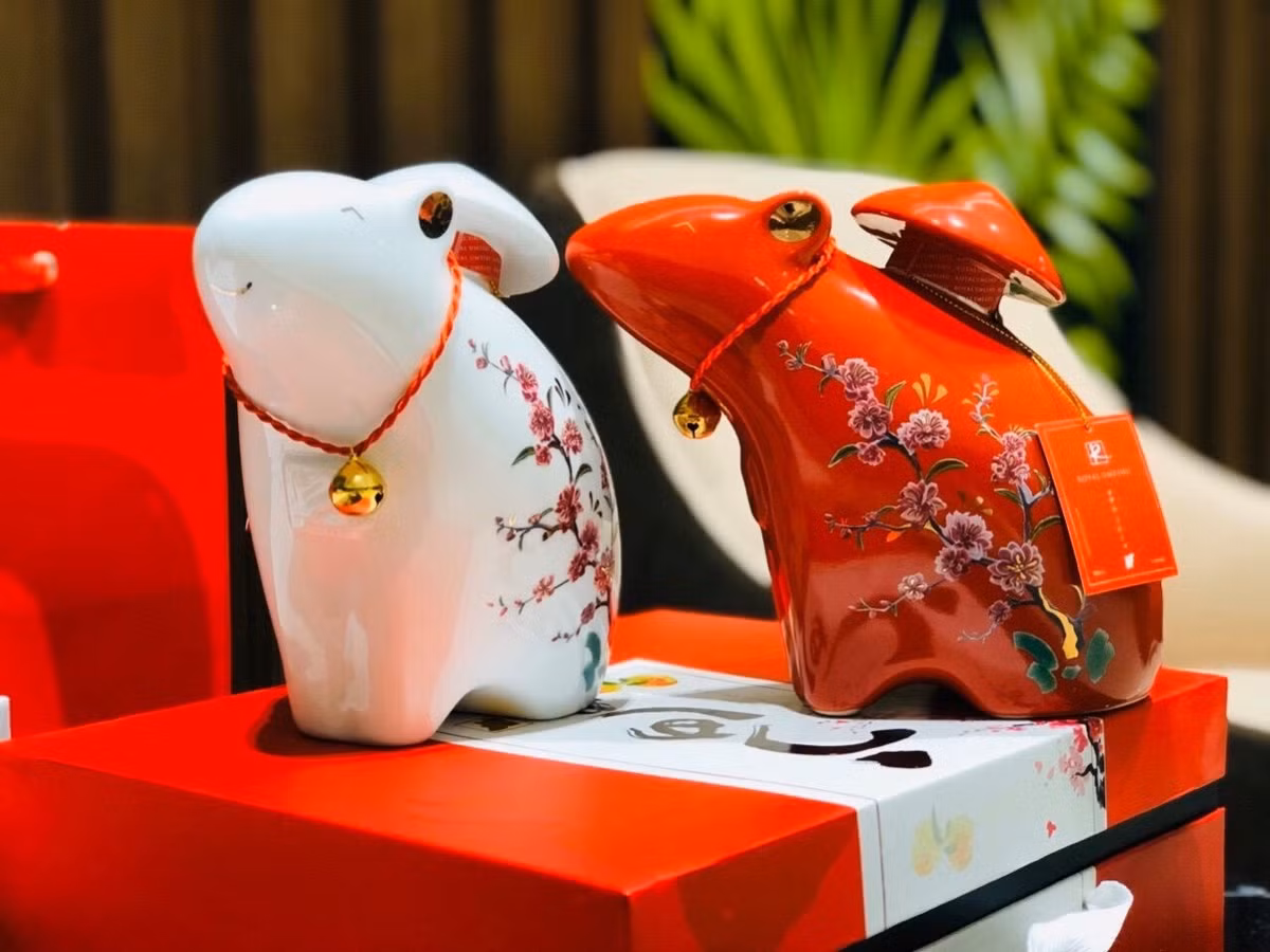 Mot choi Tet Canh Ty, binh ruou chuot ngam vay vang