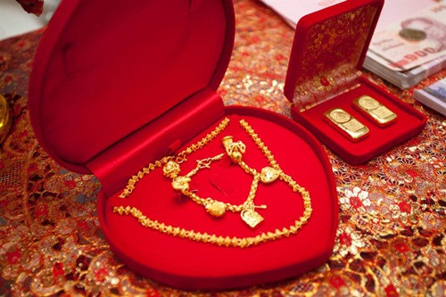 Ton dong tien sam sinh le, soc nang khi an vo lua cua vo sap cuoi