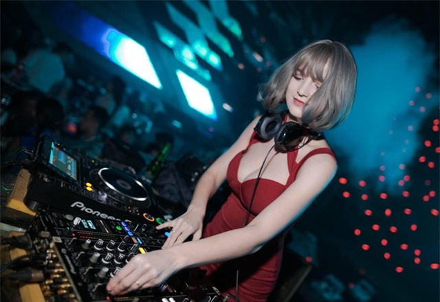 Me con ba Tan Vlog chup anh voi gai xinh, dan tinh don thoi la con dau-Hinh-4