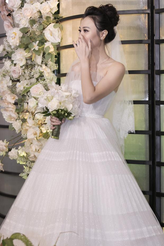 Tiet lo dac biet ve chiec vay cuoi cua Dam Thu Trang trong hon le-Hinh-2