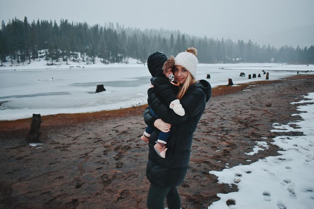 Các gia đình đưa con đến khu rừng trải nghiệm đợt tuyết dày, tuyệt đẹp.