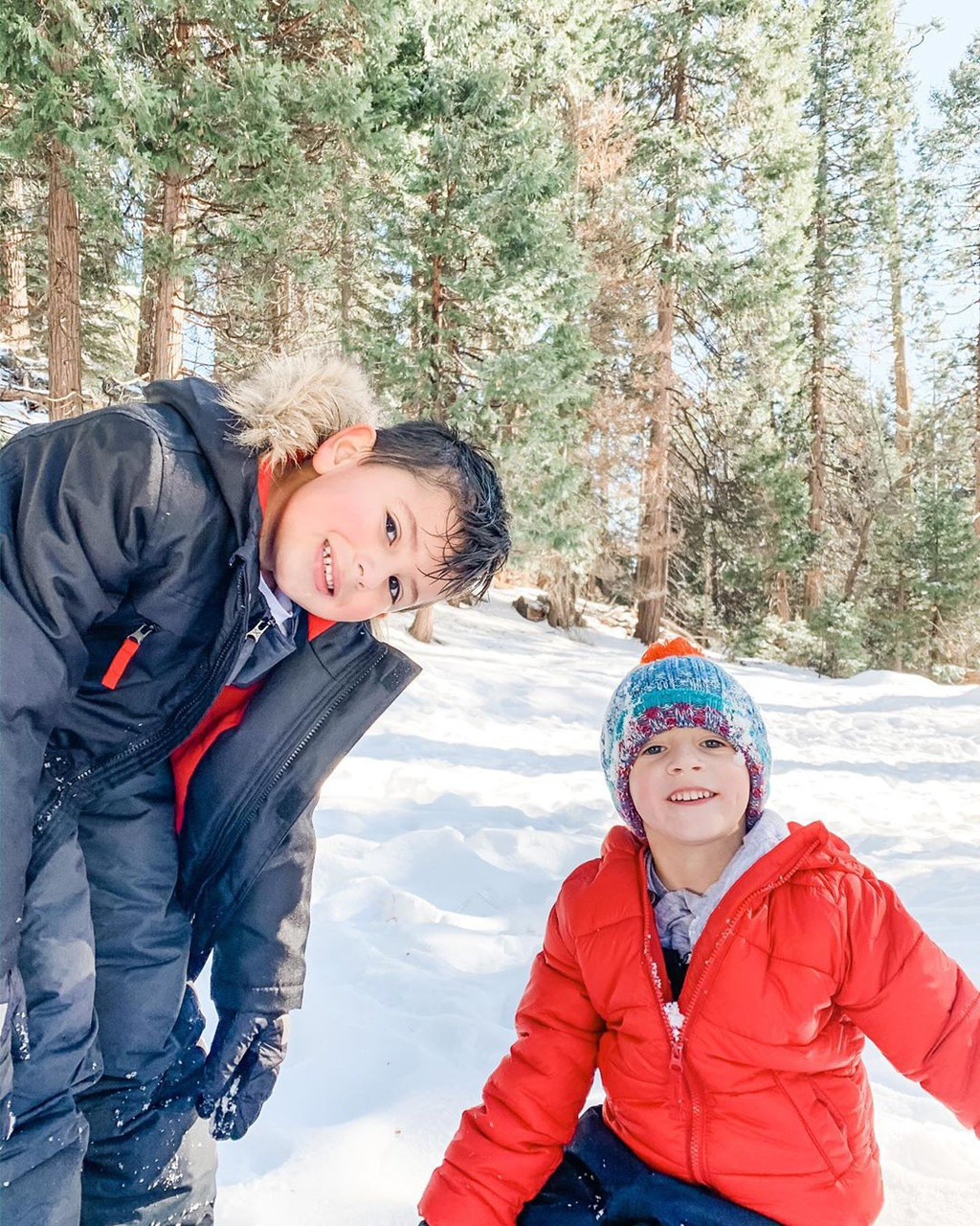 Có nhiều khu cắm trại nằm ở khu vực chân đồi mở cửa vào mùa đông phục vụ du khách. Mỗi khu cắm trại đều có phòng vệ sinh, bàn ăn ngoài trời, tủ đựng thức ăn và lửa sưởi ấm. Ảnh: Inbluejayway, ohsusiieq.