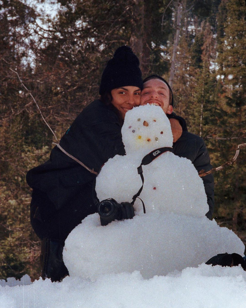 Nhiều du khách tìm đến Sequoia National Park vào đầu tháng 12 để tham gia trượt tuyết, cắm trại, thực hiện chuyến đi bộ đường dài xuyên rừng cây.