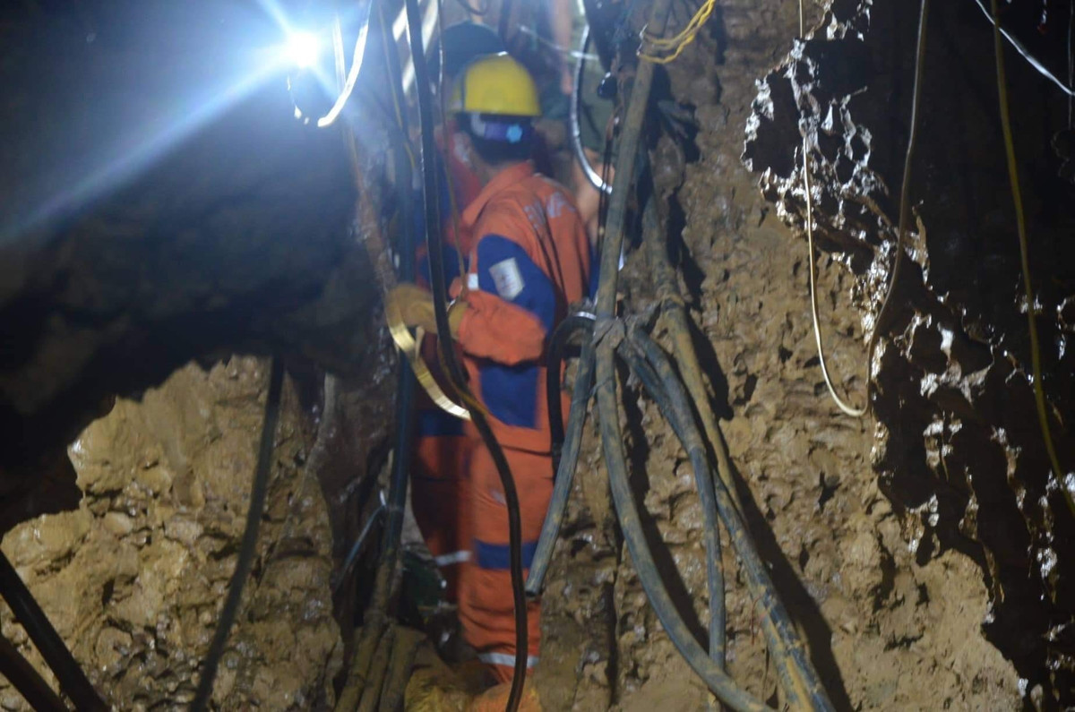 Theo lực lượng cứu hộ, tại khu vực gần vị trí nạn nhân Lử mắc kẹt có mùi tử khí, khả năng nạn nhân còn sống sót khá mong manh