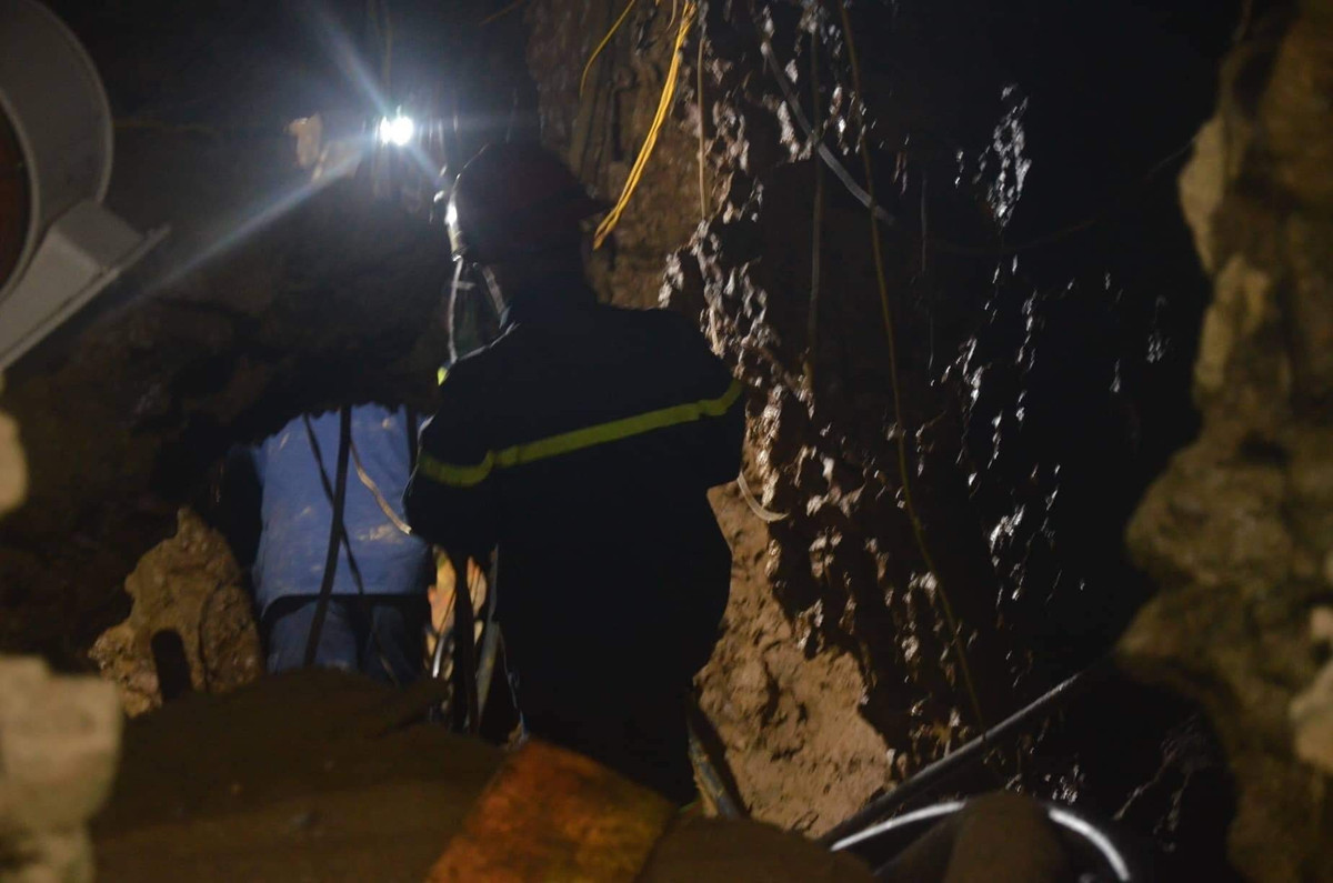 Tuy nhiên, hơn 120 người tham gia cứu hộ vẫn khẩn trương triển khai các biện pháp hút nước, đất, cát, phá đá để sớm tìm thấy nạn nhân