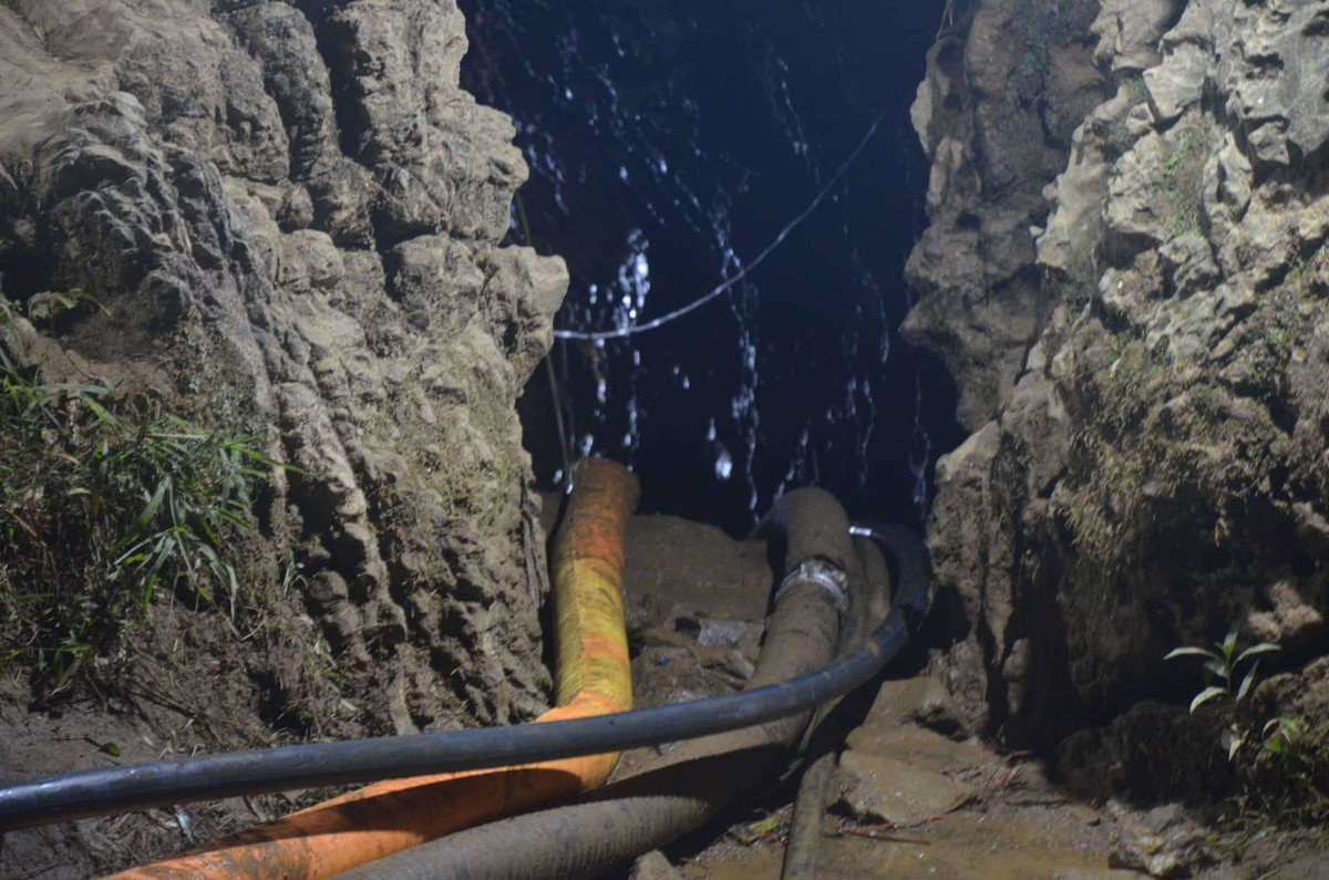 Trước đó, như Báo Giao thông đã đưa tin, ngày 1/6, ông Lử cùng em họ là Giàng Seo Dùng xuống hang Vàng tháo máy bơm nước tưới ruộng. Do trời mưa to kéo dài kèm theo lượng lớn làm đất đá bịt kín cửa hang khiến ông Lử bị mắc kẹt còn anh Dùng may mắn thoát được.