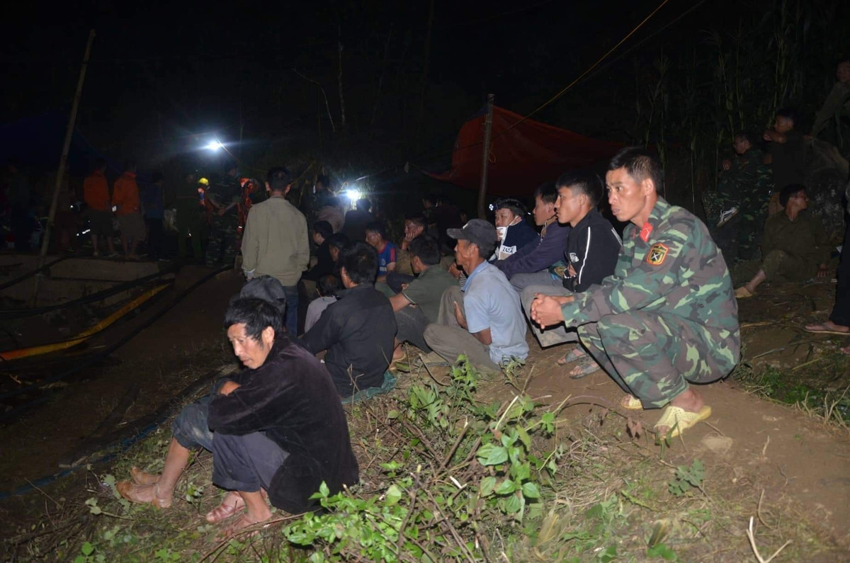 Người thân, họ hàng nạn nhân bất chấp đêm muộn, trời mưa vẫn nán lại chờ đợi tin tức từ lực lượng cứu hộ
