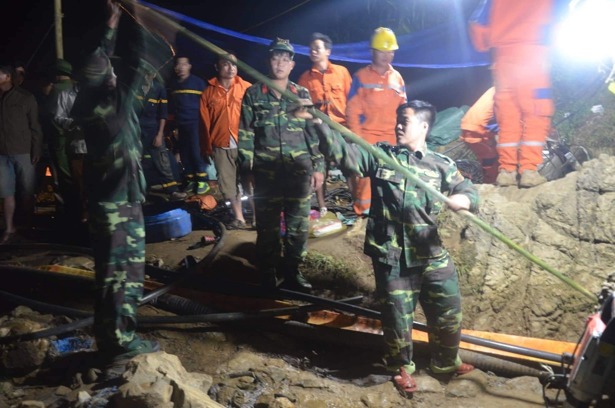 Trong sáng nay, công tác giải cứu vẫn đang tiếp tục với các công đoạn hút nước và phá đá trong hang