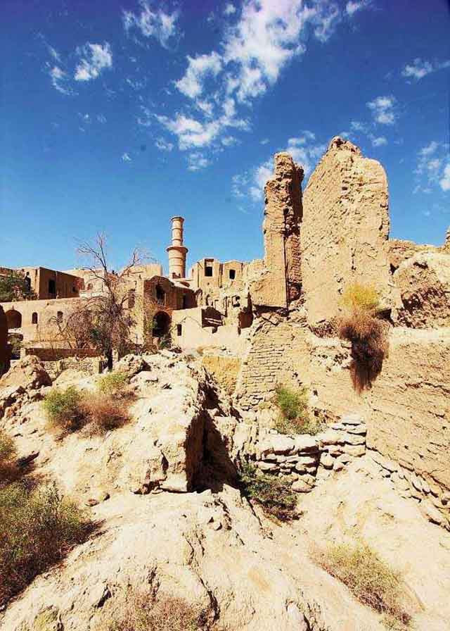 Ngày nay, có rất nhiều du khách từ khắp mọi nơi tìm đến ngôi làng này để tham quan và khám phá. Nằm ở trong một dãy núi ở miền trung Iran, có thể nói rằng vị thế của ngôi làng tương đối bí mật. Maymand nằm gần Shahr-e Babak ở phía đông nam tỉnh Kerman, khu vực bán khô cằn này bị kẹp giữa một sa mạc và một ngọn núi, do đó thời tiết ở đây cũng rất khắc nghiệt, cực kỳ nóng vào mùa hè và cực kỳ lạnh vào mùa đông.