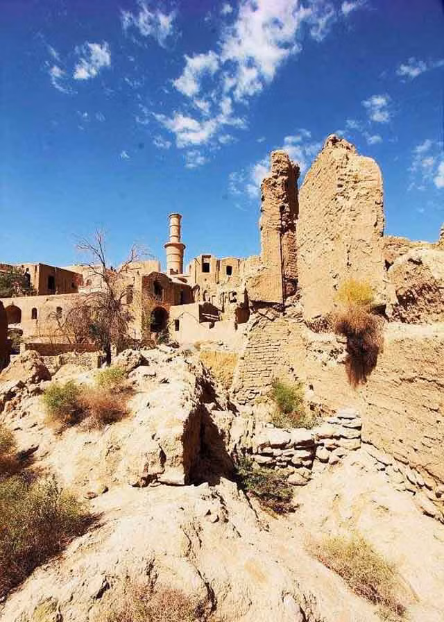 Ngày nay, có rất nhiều du khách từ khắp mọi nơi tìm đến ngôi làng này để tham quan và khám phá. Nằm ở trong một dãy núi ở miền trung Iran, có thể nói rằng vị thế của ngôi làng tương đối bí mật. Maymand nằm gần Shahr-e Babak ở phía đông nam tỉnh Kerman, khu vực bán khô cằn này bị kẹp giữa một sa mạc và một ngọn núi, do đó thời tiết ở đây cũng rất khắc nghiệt, cực kỳ nóng vào mùa hè và cực kỳ lạnh vào mùa đông.