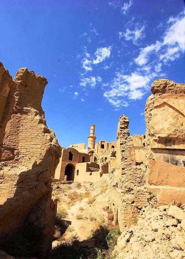 Phần lớn cư dân là những người chăn cừu bán du mục, họ nuôi động vật phía trên núi, ở đó có đồng cỏ rất tươi tốt và sống trong những khu tạm thời vào mùa xuân và thu. Cộng đồng có mối liên kết chặt chẽ với môi trường tự nhiên và nó thể hiện rõ nét qua các hoạt động xã hội, nghi lễ văn hóa và tín ngưỡng tôn giáo.