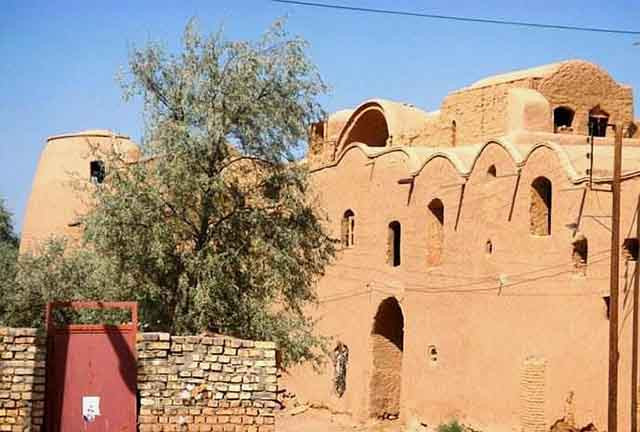 Ngôn ngữ tại đây là tiếng Sassanid và Pahlavi cổ đại. Khu vực này cũng là nhà của nhiều loại động vật khác nhau như rắn, thằn lằn, nhím, hươu, báo, chó sói, cáo...