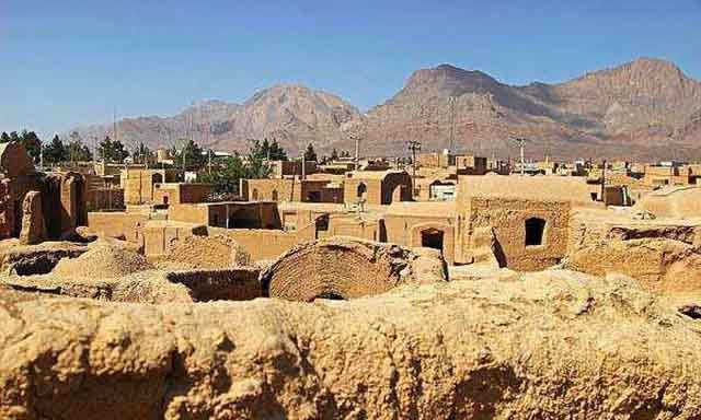 Để thích ứng với điều kiện khí hậu này, cư dân thường di chuyển đến nơi khác để tránh rét và nóng. Vào mùa nóng, họ thường sống trong những ngôi nhà bằng cỏ, vào mùa đông thì họ quay về sống trong hang.