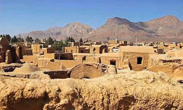 Để thích ứng với điều kiện khí hậu này, cư dân thường di chuyển đến nơi khác để tránh rét và nóng. Vào mùa nóng, họ thường sống trong những ngôi nhà bằng cỏ, vào mùa đông thì họ quay về sống trong hang.