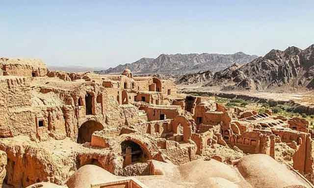 Mặc dù nằm trong điều kiện thời tiết khắc nhiệt nhưng vào mùa xuân thì có suối chảy vào, góp phần làm cho cuộc sống nông nghiệp của người dân trong ngôi làng "tổ mối" này bớt vất vả hơn. Xem video "Ngôi làng ở tận cùng trái đất". Nguồn VTC14: