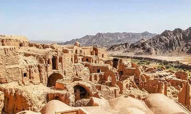 Mặc dù nằm trong điều kiện thời tiết khắc nhiệt nhưng vào mùa xuân thì có suối chảy vào, góp phần làm cho cuộc sống nông nghiệp của người dân trong ngôi làng "tổ mối" này bớt vất vả hơn. Xem video "Ngôi làng ở tận cùng trái đất". Nguồn VTC14: