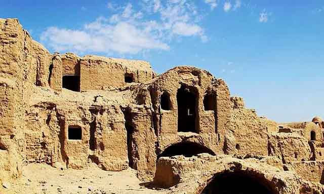 Maymand là một ngôi làng nhỏ ở Iran mà không ai không biết, những ngôi nhà theo kiểu hang động này có niên đại lên tới 10.000 năm tuổi và được cả UNESCO công nhận là di sản văn hóa thế giới. Những hang động nhỏ được gọi là nhà này không khác gì một 'tổ mối' khổng lồ, từng có rất nhiều cư dân sống bên trong và vẫn còn nhiều người sinh sống cho tới ngày nay.