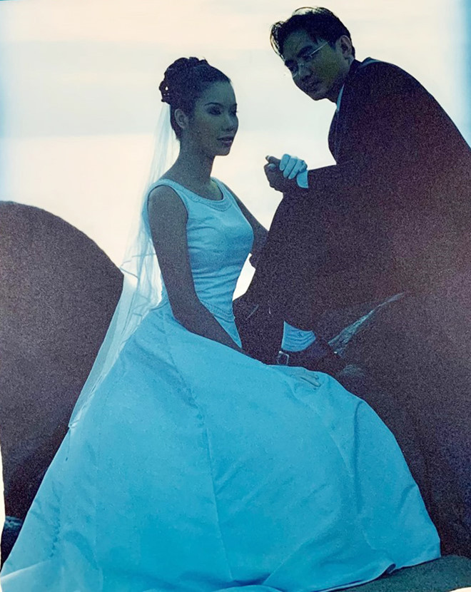 Hôm 21/9, diễn viên Kim Chi đăng ảnh kỷ niệm 19 năm ngày cưới với ông xã doanh nhân. Cô viết: "19 năm rồi nha ông xã. Cảm ơn ông xã đã để cho em bước vào cuộc đời của anh và em thấy những vất vả của ông xã để mang đến sự đủ đầy cho gia đình. Thương chồng thật nhiều, em và con chỉ còn biết dành cho chồng những tình cảm yêu thương nhất. Khi chúng ta có nhau, chúng ta sẽ hạnh phúc. Sau này và mãi mãi". Kim Chi hiện có cuộc sống hôn nhân viên mãn bên chồng và hai con gái.