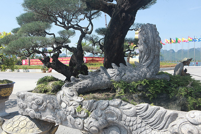 Dưới gốc cây còn có tượng con Ly, Phụng để tác phẩm có đầy đủ Long – Ly – Quy – Phụng.