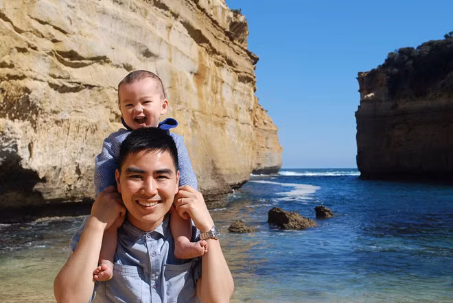 Sau khi giành chức quán quân năm thứ 2 của Đường lên đỉnh Olympia, Phan Mạnh Tân (THPT Năng khiếu Hà Tĩnh, tỉnh Hà Tĩnh) lên đường du học ở Australia. Sau 12 năm, anh hoàn thành chương trình nghiên cứu sinh tiến sĩ. Mạnh Tân làm kiến trúc sư phần mềm ở công ty IBM, Melbourne, Australia - tập đoàn công nghệ thông tin lớn trên thế giới. Anh đã lập gia đình và có 2 con nhỏ. Ảnh: FBNV.