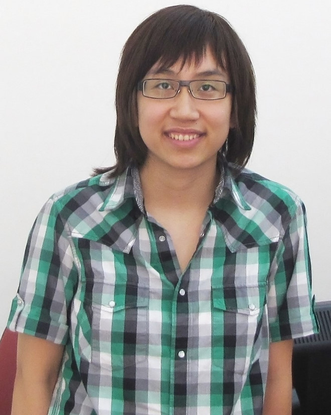 Danh hiệu quán quân Olympia năm thứ 3 gọi tên Lương Phương Thảo - đại diện trường THPT chuyên Nguyễn Bỉnh Khiêm, Vĩnh Long. Cô theo học ngành Kinh doanh quốc tế và Marketing thuộc Đại học Monash, Australia. Tốt nghiệp thạc sĩ, Thảo về nước làm việc cho một công ty quảng cáo tại TP.HCM. Thông tin này gây chú ý vào năm 2016 vì khi đó, Thảo là nhà vô địch Olympia duy nhất trở về nước làm việc. Ảnh: VTV, FBNV.