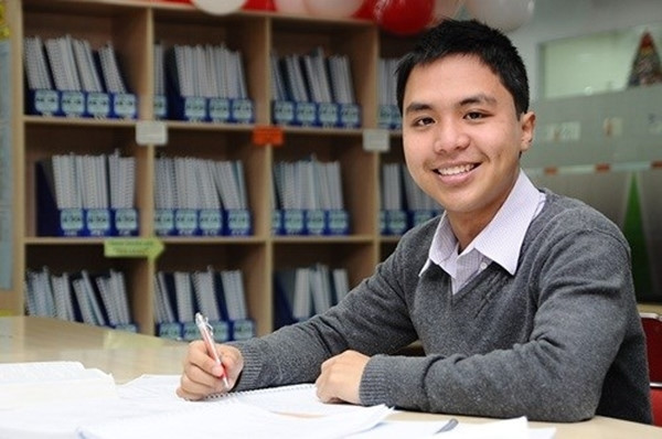 Phan Minh Đức (THPT chuyên Hà Nội - Amsterdam) là nhà vô địch đầu tiên đến từ Hà Nội. Trong quá trình học ngành Kinh doanh tại Đại học Kỹ thuật Swinburne, Australia, các môn học của Đức đều đạt giỏi (từ 75-85/100 điểm) và xuất sắc (từ 85-100/100 điểm). Từ năm thứ 2 đại học, quán quân Olympia năm 10 làm trợ giảng. Sau khi kết thúc chương trình cử nhân danh dự, anh được chuyển thẳng lên tiến sĩ. Ảnh: Swinburne.edu.