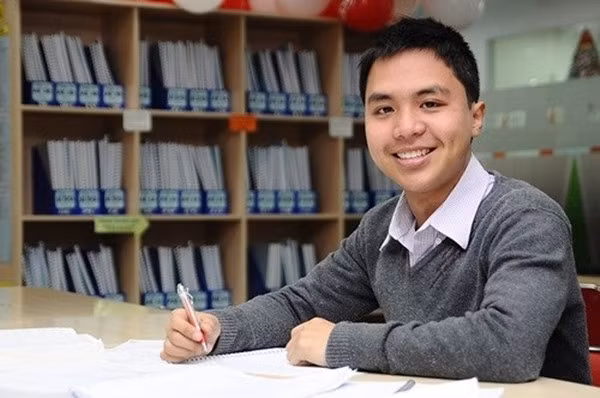 Phan Minh Đức (THPT chuyên Hà Nội - Amsterdam) là nhà vô địch đầu tiên đến từ Hà Nội. Trong quá trình học ngành Kinh doanh tại Đại học Kỹ thuật Swinburne, Australia, các môn học của Đức đều đạt giỏi (từ 75-85/100 điểm) và xuất sắc (từ 85-100/100 điểm). Từ năm thứ 2 đại học, quán quân Olympia năm 10 làm trợ giảng. Sau khi kết thúc chương trình cử nhân danh dự, anh được chuyển thẳng lên tiến sĩ. Ảnh: Swinburne.edu.