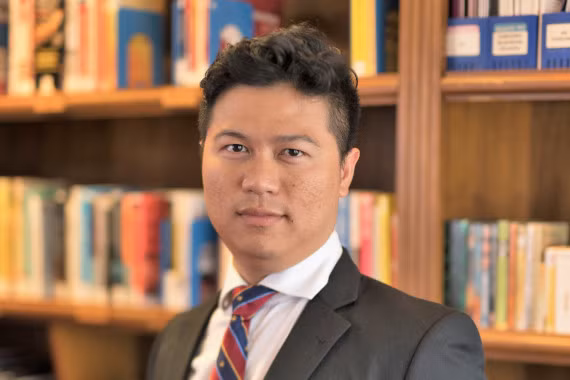 Sau khi giành vòng nguyệt quế chung kết Olympia năm thứ 7, Lê Viết Hà (THPT chuyên Lê Khiết, Quảng Ngãi) lên đường sang Australia du học. Anh tốt nghiệp hạng xuất sắc với 2 bằng cử nhân Công nghệ Robot và Khoa học Máy tính từ Đại học Swinburne. Từ tháng 12/2017, Viết Hà trở về Việt Nam làm việc với vai trò cán bộ chịu trách nhiệm về các khoản đầu tư của một công ty lớn. Anh cũng đang hoàn thành bằng thạc sĩ Quản trị Kinh doanh tại Đại học Deakin, Australia. Ảnh: Mekongcapital.