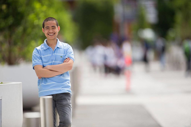 Chiến thắng trong trận chung kết đặc biệt nhất với 5 thí sinh tham gia, Hồ Ngọc Hân (THPT Quốc học Huế, Thừa Thiên - Huế) là thí sinh tạo được ấn tượng mạnh với khán giả. Quán quân năm thứ 9 còn là thủ khoa khối B, Đại học Khoa học Tự nhiên - Đại học Quốc gia TP.HCM. Hồ Ngọc Hân học tiến sĩ tại Sydney, Australia để theo đuổi giấc mơ nghiên cứu khoa học. Ảnh: FBNV.