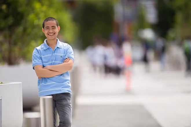 Chiến thắng trong trận chung kết đặc biệt nhất với 5 thí sinh tham gia, Hồ Ngọc Hân (THPT Quốc học Huế, Thừa Thiên - Huế) là thí sinh tạo được ấn tượng mạnh với khán giả. Quán quân năm thứ 9 còn là thủ khoa khối B, Đại học Khoa học Tự nhiên - Đại học Quốc gia TP.HCM. Hồ Ngọc Hân học tiến sĩ tại Sydney, Australia để theo đuổi giấc mơ nghiên cứu khoa học. Ảnh: FBNV.