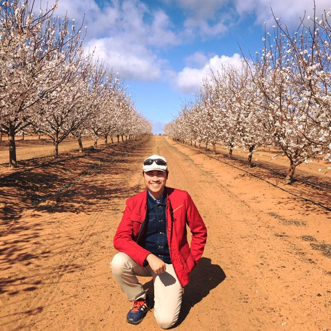 Đặng Thái Hoàng là học sinh đầu tiên của trường THPT Hòn Gai, Quảng Ninh giành chức vô địch Đường lên đỉnh Olympia. Đầu tháng 8/2013, anh trở thành sinh viên ngành Kỹ sư Dân dụng tại Đại học Kỹ thuật Swinburne, Australia. Thái Hoàng làm việc cho một công ty xây dựng ở tại Melbourne. Quán quân Olympia năm 12 có ý định học lấy bằng tiến sĩ Kiến trúc. Anh đã lập gia đình vào đầu năm 2018. Ảnh: FBNV.